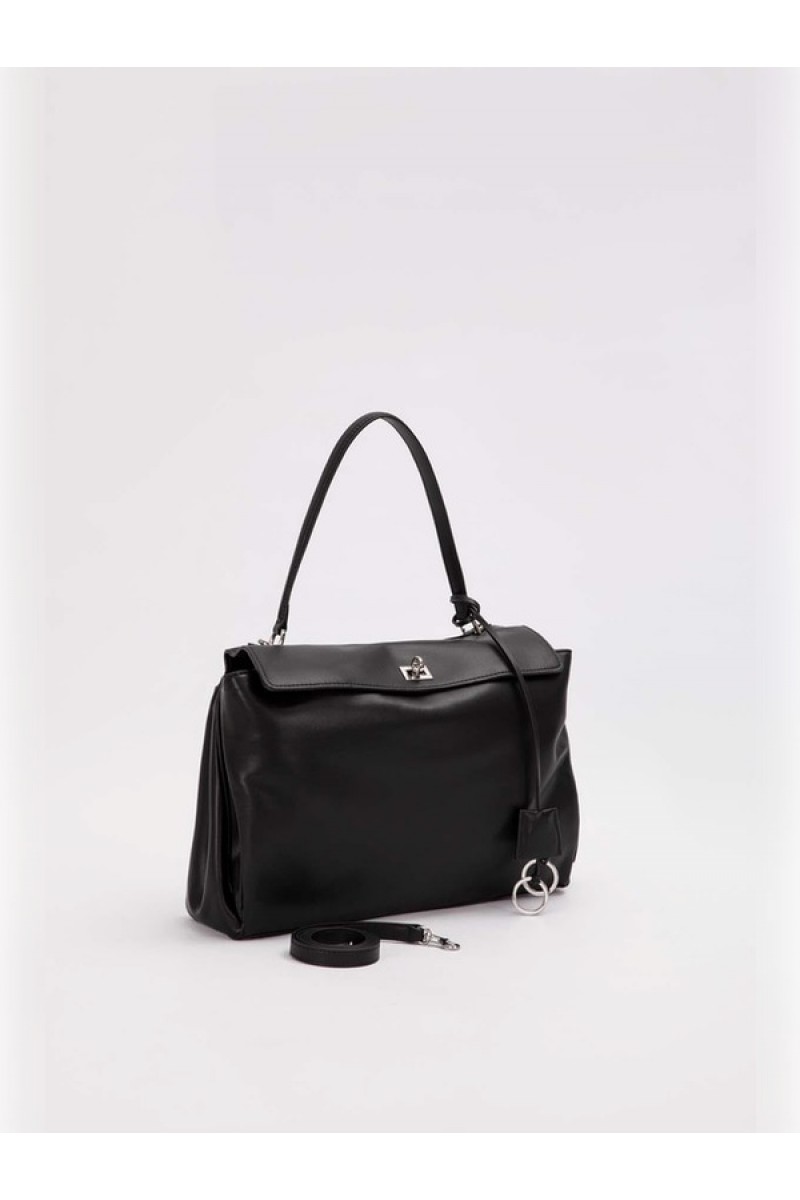 Siyah Çevirme Kilit Aksesuarlı Omuz Çantası Siyah Çevirme Kilit Aksesuarlı Omuz Çantası